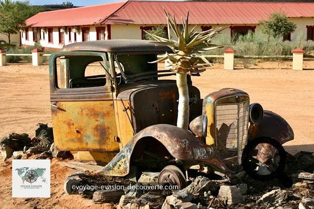 Il est hors du commun, ressemblant à un ancien relais routier au toit rouge, ce Lodge est un véritable trésor et un arrêt incontournable lors  de la visite de cette région. Dès que l’on arrive, on se retrouve projeté dans un monde extravagant avec des vieilles Chevys et Ford rouillées d'une époque révolue, sont éventrées par des arbres Carquois et de diverses plantes du désert.  Garez votre véhicule et entrez, le spectacle n’est pas fini… Comme si vous êtes entré dans un vieux garage du bout du monde, les grandes portes s'ouvrent sur un camion de transport servant de réception, un bar “pompstasie“ (station de pompage) et un assortiment de véhicules anciens et d'accessoires de transport assemblés décorant l’immense pièce. Les tables du restaurant sont placées entre des vieux véhicules comme une jeep, une ambulance, une ancienne voiture de police et beaucoup d’autres. Ambiance et dépaysement assuré…