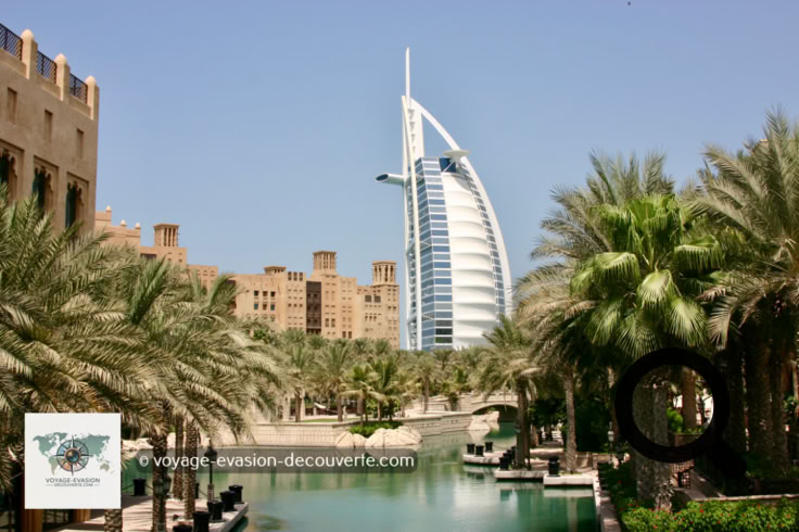 Après la modernité éclatante de Dubai Marina et les lignes futuristes de la ville, nous avons découvert un lieu totalement différent : Madinat Jumeirah. Ici, Dubaï joue une autre carte — celle d'un Orient réinventé, élégant et raffiné.