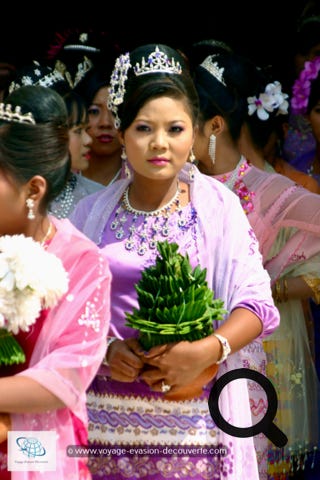 C’est l’un des temples les plus vénérés au Myanmar. Ce jour là, il y avait vraiment une effervescence dans ce temple. Des cortèges de femmes joliment vêtues portaient des bouquets de fleurs pour faire des offrandes, des familles avec leurs enfants venaient prier et sentir la présence compatissante de Bouddha. Des moines en procession se dirigeaient aussi vers ce lieu sacré pour venir se recueillir et méditer. 