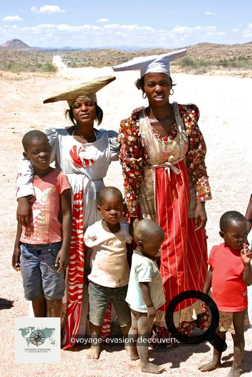 Éleveur d’origine nomade, les femmes Hereros portent une tenue librement inspiré de la   mode victorienne avec de grandes robes couvrant des jupons superposés et se coiffent d’un  bicorne. Ils occupent des emplois peu qualifiés d'ouvriers agricoles pour les ruraux, ou de  domestiques ou vendeurs de rues pour les citadins.  