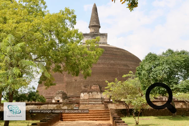 La construction du dagoba au Rankot Vihara est attribuée à Nissanka Malla I. Il suit la conception classique des dagobas d'Anuradhapura d'il y a mille ans. C'est le quatrième plus grand du Sri Lanka. Entièrement fait en brique, son diamètre de base est de 170 mètres sur 33 mètres de haut.  Tout autour, de petits autels de pierre, souvent vides, abritent encore quelques bouddhas hélas très abîmés. 