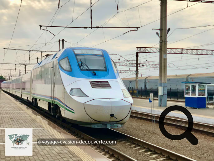 our notre retour à Tachkent, nous avons emprunté le train à grande vitesse Afrosiyob, une véritable fierté nationale. Mis en service en 2011, ce TGV ouzbek relie Samarcande à Tachkent en un peu plus de deux heures, filant à près de 250 km/h à travers les plaines et les collines d’Asie centrale.