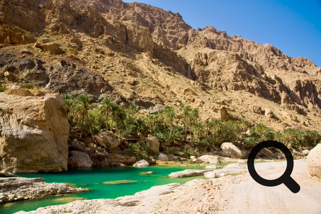 Wadi Tiwi est un véritable chapelet de villages pittoresques, dont Mibam, accessible uniquement par une route étroite, sinueuse, et nécessitant absolument un 4x4. Le contraste est saisissant : d'un côté, les maisons traditionnelles blanches accrochées aux pentes ; de l'autre, les palmiers, les bananiers et les cultures en terrasses alimentées par les falajs.