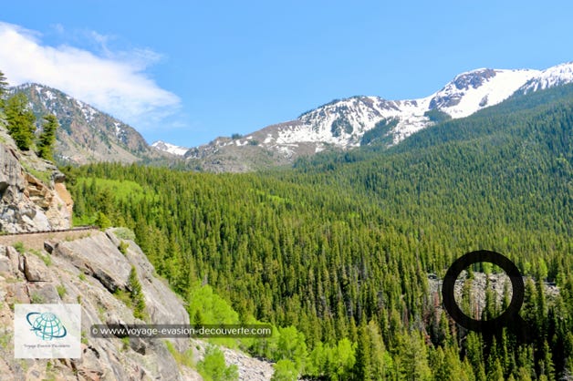 Pour y aller, nous avons continué sur la magnifique route de montagne CO-82 W qui part d'Aspen. La route monte jusqu'à l'Independence Pass qui se trouve à 3 687 m d'altitude.