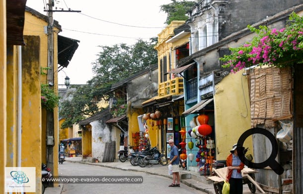 Inscrite au patrimoine mondial de l’UNESCO, cette vieille ville de Hội An demeure un exemple exceptionnellement bien préservé où se mélangent différentes cultures asiatiques et françaises. Cette fusion se retrouve dans l’architecture originale des temples, des maisons et des ponts.  