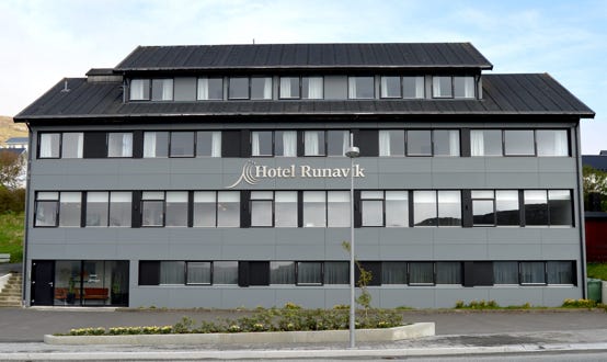 En plein centre-ville, dans la rue principale, cet hôtel est très bien placé.  Les chambres sont confortables et spacieuses. Les salles de bain auraient besoin d'être rafraichies mais le point positif est que l'eau chaude coule à flot.  Le restaurant de l'hôtel à une vue sur le port et il propose de délicieux plats fait maison.  Le parking et le Wi-Fi est gratuit. 