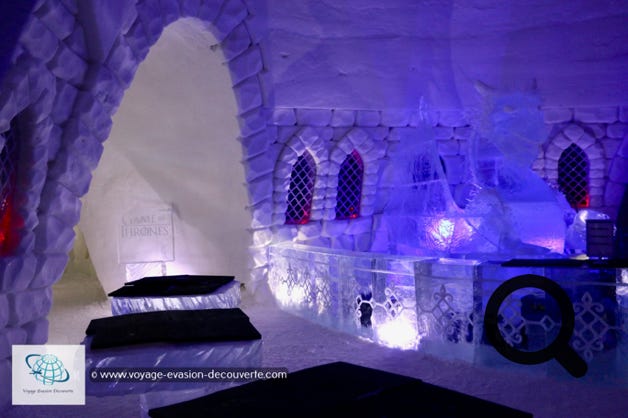 Cet hôtel appartient au groupe Lapland Hotels et il est situé au Snow Village. Le Snow Village couvre une superficie d'environ  20 000 m2. Environ 1,5 million de kilos de neige et 300 000 kilos de glace cristalline naturelle sont utilisés chaque année dans la construction du Village de Neige.