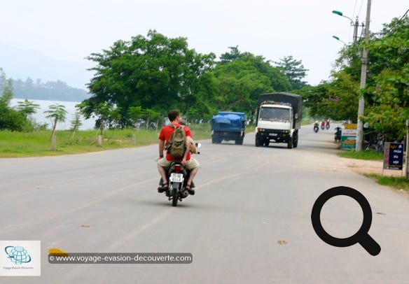 Après le déjeuner, nous avons négocié avec des jeunes locaux un transport aller retour pour nous rendre au Sud de Huế. Notre souhait était d’aller voir les tombeaux impériaux de Tự Đức,  de Khải Định et de Minh Mạng à environ 15km du centre.  