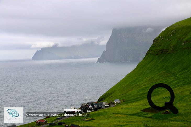 Le village est le point de départ d'une superbe randonnée qui va jusqu’au phare de Kalsoy. Il faut environ 45 minutes pour atteindre le sommet et le phare. La randonnée est plutôt facile mais peut parfois se révéler très glissante par endroit suivant la météo. Malheureusement pour nous, ce jour-là, il ne faisait pas beau du tout et lorsque nous sommes arrivés au village, il a commencé à pluvioter. Du coup, nous n'y sommes pas allés. 