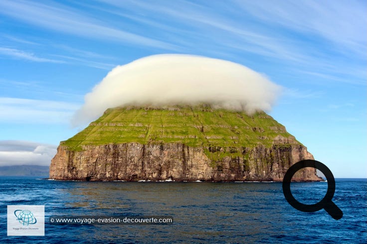 Avec ses 100 hectares, c'est la plus petite île des 18 îles Féroé. Elle est a toujours été inhabitée, car elle est pentue et très difficile à gravir.  Au sommet se trouve un petit plateau sous couvert par des nuages. Les moutons sont ici au nombre de 270 et les oiseaux, notamment les macareux, sont très nombreux. 