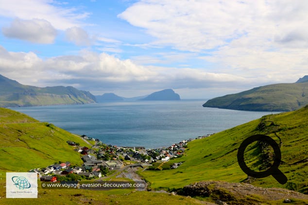 C'est la troisième île par sa taille, 176 km², derrière Streymoy et Eysturoy.  Elle est divisée en deux communes, Sørvágs à l'Ouest et Vága à l'Est. On y trouve six villages, les plus grands étant Miðvágur, Sandavágur et Sørvágur et les plus modestes (moins de 100 habitants) Gásadalur, Bøur et Vatnsoyrar.  Il y a aussi deux lacs dont le fameux lac Sørvágsvatn que l'on voit dans beaucoup de reportages.