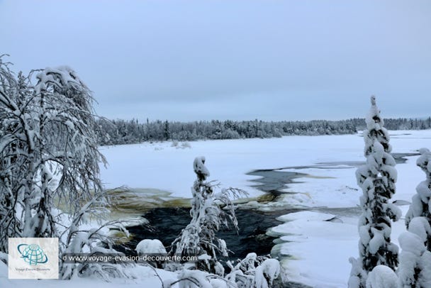 Terre bénie de traditions, de mythes et de légendes, l'Écosse est un pays envoûtant plein de magie. C’est un pays à l'histoire fascinante mêlant paysages mystérieux, majestueux châteaux, lacs sombres et monstres mythiques…  et tout ça dans une ambiance fantomatique.  La beauté des paysages écossais est une des plus belles raisons pour visiter le pays. La nature y est en effet omniprésente et on ne peut que succomber au charme éternel des grands espaces autour de nous.