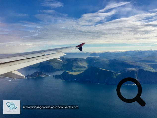 Lorsque vous arrivez en avion, le spectacle est saisissant. Par le hublot, apparaissent les îles aux crêtes dentelées et aux plaines verdoyantes qui se détachent du bleu profond de l'océan. Avant même de poser les pieds sur l'archipel, vous aurez un aperçu des splendeurs naturels que va vous offrir ce voyage.