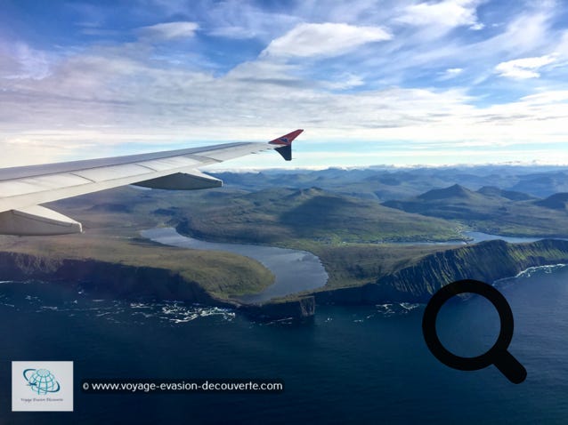 Lorsque vous arrivez en avion, le spectacle est saisissant. Par le hublot, apparaissent les îles aux crêtes dentelées et aux plaines verdoyantes qui se détachent du bleu profond de l'océan. Avant même de poser les pieds sur l'archipel, vous aurez un aperçu des splendeurs naturels que va vous offrir ce voyage.