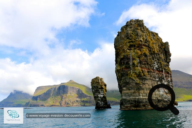 Lorsque vous sortez du fjord Sørvágsfjørður, le bateau longe les extraordinaires rochers de Tindhólmur, Skerhólmur et Gáshólmur. Le spectacle est saisissant. 