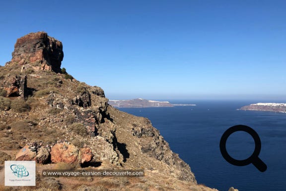 Un des sites les plus célèbres d'Imerovigli et de Santorin est le rocher Skaros où subsistent quelques ruines du château vénitien bâti en 1207 par Marco Sanudo. Une chapelle a été construite sur les contreforts du rocher du côté de la caldeira. 