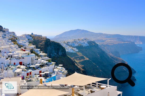 On dit que c’est l’un des plus beaux balcons de l’île, d’ailleurs son nom vient du mot “vigla“ qui signifie “point de vue“. De là vous aurez une vue bien sûr sur la caldeira mais aussi sur Oia et vous dominerez l’impressionnant rocher de Skaros.