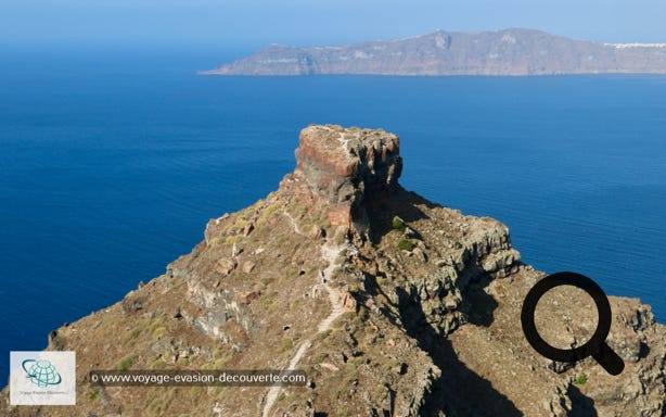 Un des sites les plus célèbres d'Imerovigli et de Santorin est le rocher Skaros où subsistent quelques ruines du château vénitien bâti en 1207 par Marco Sanudo. Une chapelle a été construite sur les contreforts du rocher du côté de la caldeira. 