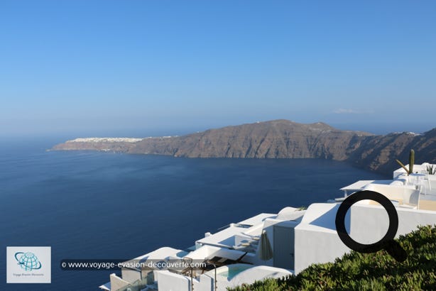 On dit que c’est l’un des plus beaux balcons de l’île, d’ailleurs son nom vient du mot “vigla“ qui signifie “point de vue“. De là vous aurez une vue bien sûr sur la caldeira mais aussi sur Oia et vous dominerez l’impressionnant rocher de Skaros.