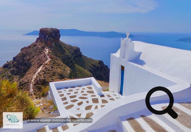 On dit que c’est l’un des plus beaux balcons de l’île, d’ailleurs son nom vient du mot “vigla“ qui signifie “point de vue“. De là vous aurez une vue bien sûr sur la caldeira mais aussi sur Oia et vous dominerez l’impressionnant rocher de Skaros.