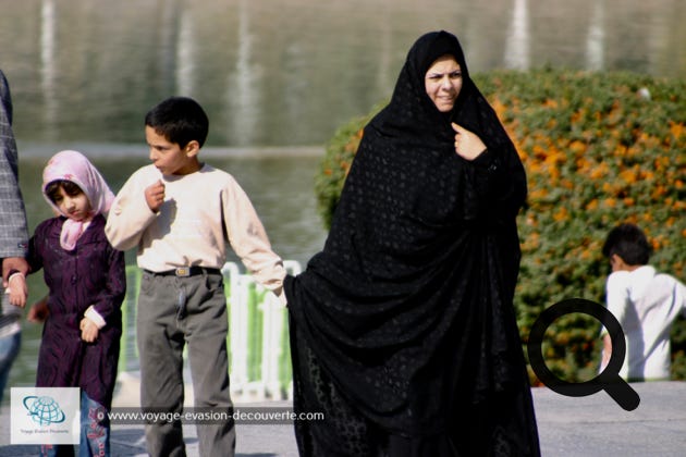 Mon voyage en Iran, m’a permis de découvrir un pays génial encore hors des sentiers battus. Malheureusement comme quelques destinations touristiques, c’est un pays sous régime totalitaire, mais qui recèle de trésors naturels et culturels encore très peu connus. Le contact avec les iraniens est facile, ils sont souriants, avenants et curieux de l’autre. Je me suis senti vraiment en sécurité, c’est un des pays les plus sûrs où j’ai eu la chance de voyager avec la Syrie et la Jordanie. Comme le pays est une dictature, il n’y a quasiment pas de délinquance… En résumé, n’hésitez pas à venir découvrir ce magnifique pays avant qu’il ne soit trop envahi par des hordes de touristes. 