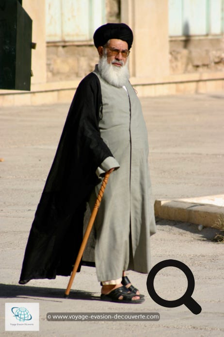 Mon voyage en Iran, m’a permis de découvrir un pays génial encore hors des sentiers battus. Malheureusement comme quelques destinations touristiques, c’est un pays sous régime totalitaire, mais qui recèle de trésors naturels et culturels encore très peu connus. Le contact avec les iraniens est facile, ils sont souriants, avenants et curieux de l’autre. Je me suis senti vraiment en sécurité, c’est un des pays les plus sûrs où j’ai eu la chance de voyager avec la Syrie et la Jordanie. Comme le pays est une dictature, il n’y a quasiment pas de délinquance… En résumé, n’hésitez pas à venir découvrir ce magnifique pays avant qu’il ne soit trop envahi par des hordes de touristes. 