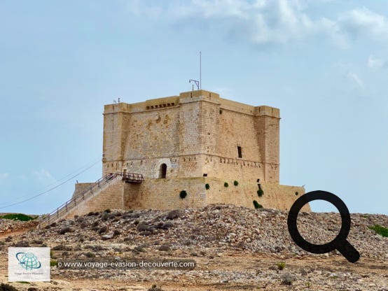 Construite en 1618, cette superbe tour servait de tour de défense pour protéger les navires, naviguant entre Malte et Gozo, des corsaires et des pirates qui se cachaient sous les falaises et dans les grottes. Elle servait aussi de lien de communication entre Malte et Gozo si l'île de Gozo était attaquée.   À savoir que si le drapeau flotte, elle est ouverte pour la visite. Malheureusement pour nous, pas de drapeau ce jour là, donc pas de visite... 