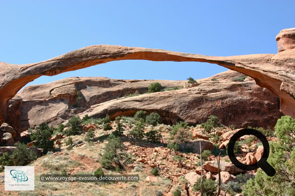 Il est connu pour sa grande concentration d’arches rocheuses naturelles, mais aussi par des falaises et buttes travaillées  par l'érosion. Les fortes amplitudes thermiques et les forces conjuguées de la nature, pluie, neige et gel, y ont façonnées au fils des millénaires des paysages somptueux. 