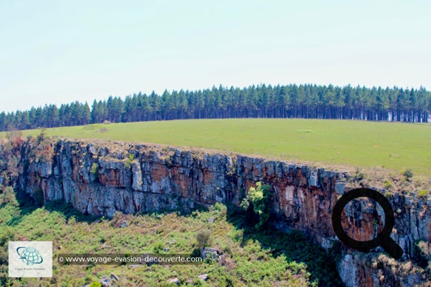 Cette cascade prend sa source sur un grand plateau puis chute depuis le centre d'une falaise abrupte qui mesure environ 80 m de haut.  La forme des chutes est assimilée à une bougie géante.
