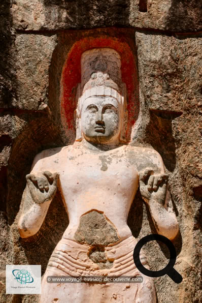 Ce superbe ensemble monumental qui date du Xème siècle, est constitué de sept statues sculptées dans une paroi rocheuse de 20 m de haut sur 100 m de large.