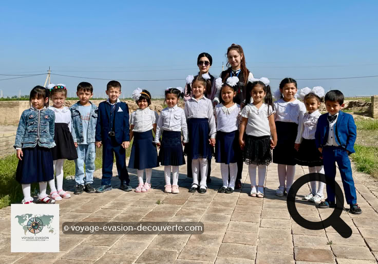 Sur le site, nous avons fait une rencontre aussi inattendue que touchante : un petit groupe d'écoliers, accompagnés de leur maîtresse, venus visiter le caravansérail.