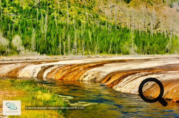Cette partie du parc, regroupe des sources d’eaux chaudes et de geysers. Nommé ainsi pour son sable noir en obsidienne, ce bassin d’eau chaude a une température de 93 °C.  L'obsidienne, qui est une roche volcanique vitreuse et riche en silice, se forme lorsque la lave se refroidit trop rapidement et devient la matière première naturelle du verre. Ce sable d'obsidienne rare couvre une grande partie du bassin de sable noir. 