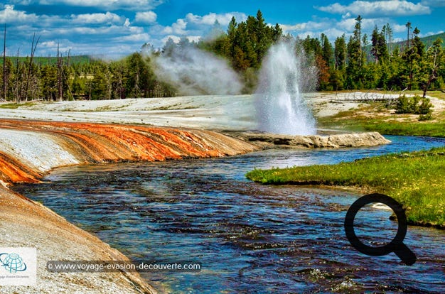 Cette partie du parc, regroupe des sources d’eaux chaudes et de geysers. Nommé ainsi pour son sable noir en obsidienne, ce bassin d’eau chaude a une température de 93 °C.  L'obsidienne, qui est une roche volcanique vitreuse et riche en silice, se forme lorsque la lave se refroidit trop rapidement et devient la matière première naturelle du verre. Ce sable d'obsidienne rare couvre une grande partie du bassin de sable noir. 