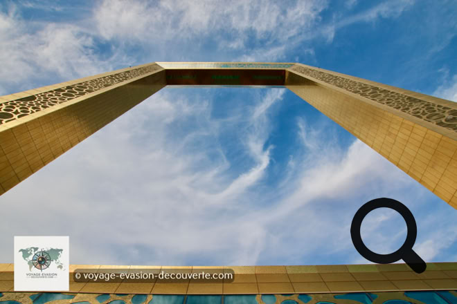 Le concept est aussi simple qu'ingénieux : un immense cadre doré, haut de 150 mètres et large de 93 mètres, posé au cœur du Zabeel Park, qui encadre littéralement la ville. D'un côté, on observe le Dubaï historique — Deira, Bur Dubaï, les vieux quartiers. De l'autre, on découvre le Dubaï moderne, ses gratte-ciel, ses autoroutes et ses tours futuristes.