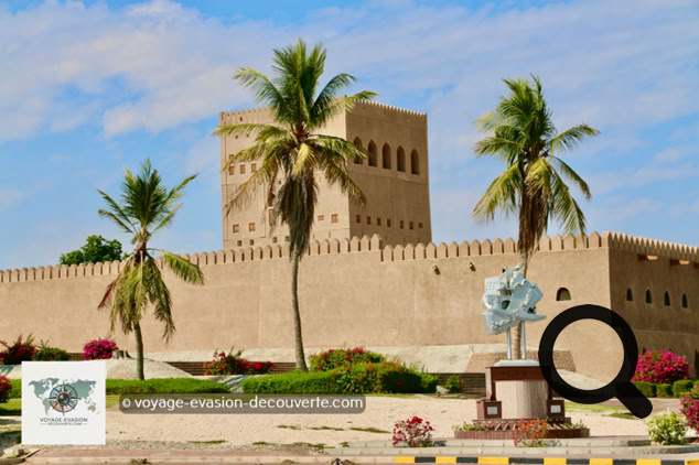 Autrefois d'un blanc immaculé, il se distinguait complètement des autres forteresses du Sultanat, généralement construites dans des tons ocres ou sable. Une véritable exception dans le paysage omanais. Depuis sa rénovation, sa couleur a été harmonisée : il arbore désormais une belle teinte sable, plus proche des autres forts du pays, tout en conservant son élégance unique.