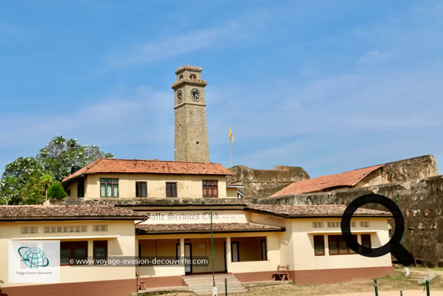 Ici, vous êtes loin du tumulte du reste de l'île, un calme étonnant règne dans cette petite cité fortifiée où les rues sont bien ordonnées,les boutiques bien pprovisionnées, et la circulation maîtrisée. On y trouve de bons petits restaurants et des cafés sympa. C'est l'endroit rêvé pour finir ses vacances au Sri Lanka.