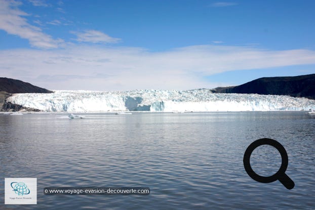 Le lendemain, toujours dans la baie de Disko, nous avons navigué jusqu’à dans fjord Ata Sund. Aujourd’hui le soleil est au rendez-vous et couleurs changent du tout au tout. Le bateau c’est positionné devant le front du glacier Eqip Sermia tout en restant à une distance de sécurité. Eqip Sermia est un glacier d'exutoire de taille moyenne, de 4 km de large, se jetant dans Ata Sund, un fjord affluent de la baie de Disko.