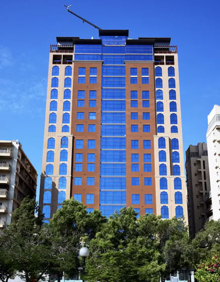 Nous avions réservé quatre nuits au Best Western Plus Pearl Creek. Un hôtel sans charme particulier, mais idéalement situé : à deux pas de la vieille ville, tout près du métro, et surtout à un prix raisonnable pour Dubaï.