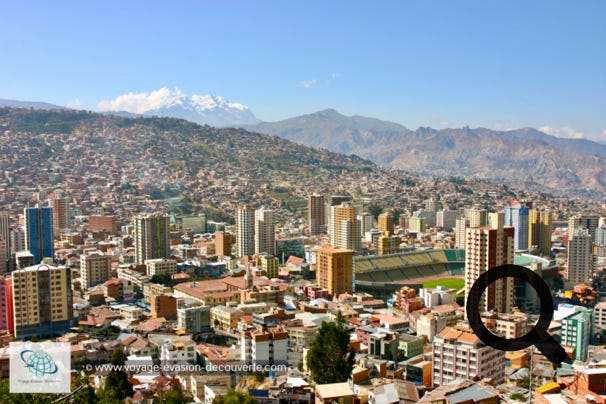 C’est pour les Boliviens la capitale administrative du pays, Sucre étant la capitale constitutionnelle. Avec une altitude d'environ 3 650 m au-dessus du niveau de la mer, La Paz est la capitale la plus haute du monde. En raison de son altitude, La Paz a un climat subtropical, avec des étés pluvieux et des hivers secs.