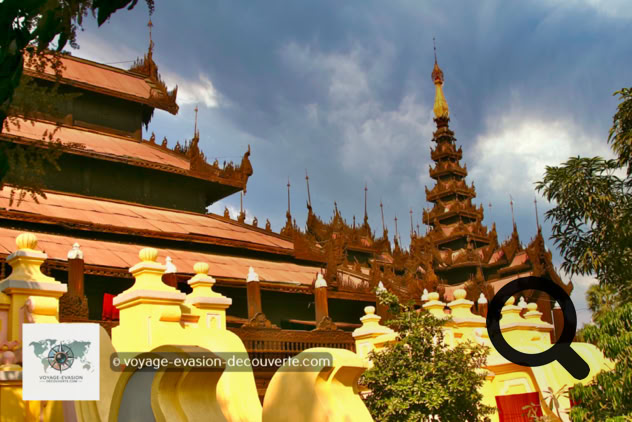 Situé à Mandalay, le monastère a été fondé en 1895 par des marchands chinois. Construit sur pilotis, il repose sur une imposante forêt de colonnes en rondins de teck. Sa toiture et sa devanture sont finement décorés de superbes sculptures en teck. Le hall principal a un toit de pagode à trois niveaux, le pavillon attenant est couronné d'une pagode à cinq niveaux avec un Hti.