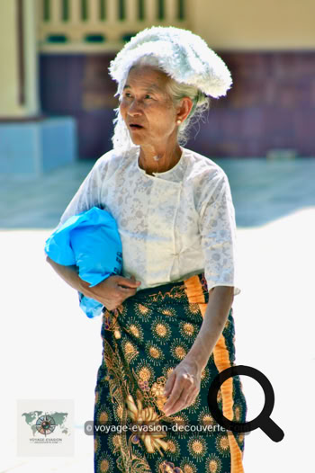 C’est l’un des temples les plus vénérés au Myanmar. Ce jour là, il y avait vraiment une effervescence dans ce temple. Des cortèges de femmes joliment vêtues portaient des bouquets de fleurs pour faire des offrandes, des familles avec leurs enfants venaient prier et sentir la présence compatissante de Bouddha. Des moines en procession se dirigeaient aussi vers ce lieu sacré pour venir se recueillir et méditer. 