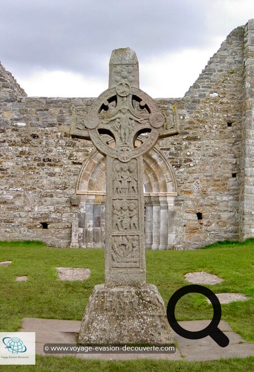 Le monastère, qui est aussi appelé les sept églises, a été fondé 544 par celui qui sera ensuite connu comme l'un des douze apôtres de l'Irlande, Saint Ciarán. 