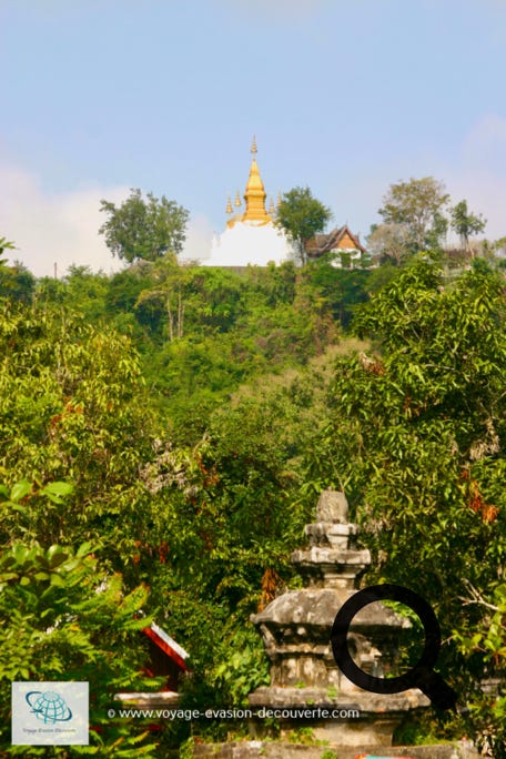 Situé au cœur de la ville, cette colline sacrée, symbole de la spiritualité de Luang Prabang domine de ses 100 mètres de haut. Point culminant, le sommet offre une des plus belles vues sur la ville et ses environs. 