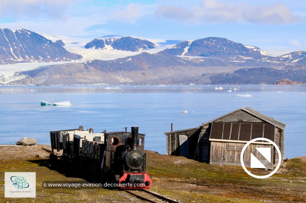Elle est l'une des quatre agglomérations habitées de l'archipel et la localité la plus au Nord du monde, située sur la péninsule de Brøgger sur la rive Sud du Kongsfjorden. La population saisonnière peut varier entre 30 et 150 habitants, majoritairement issue de la communauté scientifique.