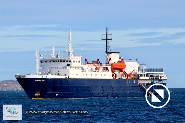 C’est un brise-glace de classification glace maximum 1A, spécialisé pour l’exploration des régions polaires, pouvant accueillir jusqu’à 100 passagers. Avant d’être un bateau de croisière ce navire, construit par les chantiers navals de Gdansk en Pologne en 1989, a servi de bateau de recherche pour l’Académie des Sciences de Russie.