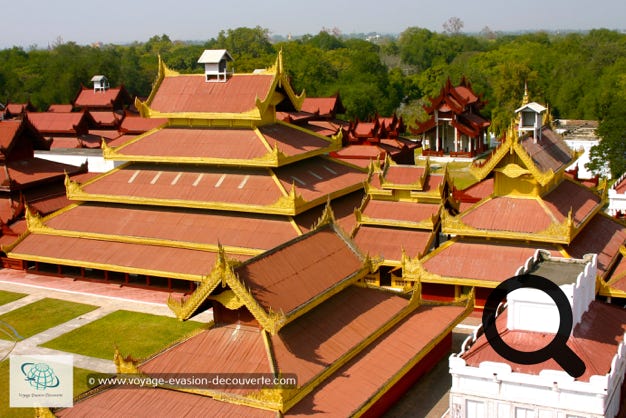 En juin 1857, le palais royal d'Amarapura, ancienne capitale du royaume birman située près de l'actuel pont U Bein, fut démonté et transporté à dos d'éléphants au pied de Mandalay Hill. Le palais fut achevé deux ans plus tard en 1859.
