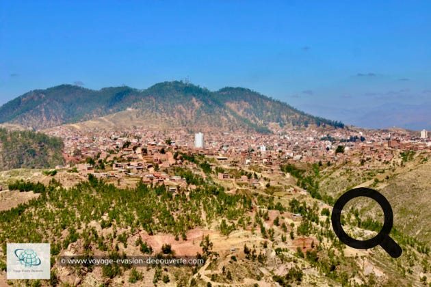 Située à 2 780 m d’altitude, c’est la capitale constitutionnelle de la Bolivie. Elle a été fondée en 1538 par les espagnols sous le nom de Charcas, puis elle changea 3 fois d’appellation. Passant de La Plata, puis en Chuquisaca et devient en 1825, la capitale du pays et est rebaptisée Sucre. 