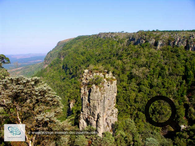 C’est une roche de quartz en forme de tour qui s’élève à une hauteur de 30 mètres. Entourée de végétations luxuriantes, elle domine les Gorges de Driekop. La vue est superbe et il y a une petite balade à faire pour aller de l’autre côté de la gorge et voir une très belle cascade. 