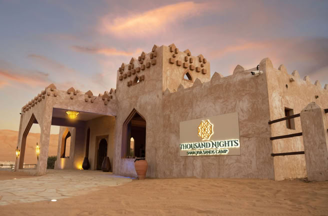 Nous sommes arrivés en fin d’après-midi au Thousand Nights Camp, niché en plein cœur du désert et entouré de dunes à perte de vue. Le lieu est splendide, presque irréel : un petit havre de confort posé au milieu de l’immensité sableuse.