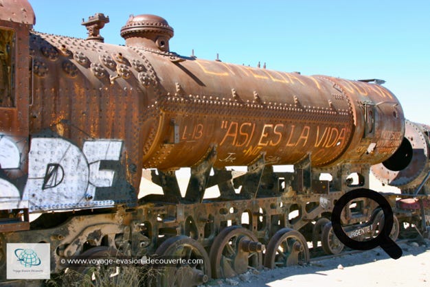 Nous partons en direction de la ville de San Cristobal avec un petit arrêt sur la route dans un cimetière de trains à vapeur. Il est situé à 3 km d'Uyuni et est relié à l'ancienne voie ferrée. La ville servait jadis de plaque tournante pour les trains transportant des minerais en direction des ports de l'océan Pacifique.